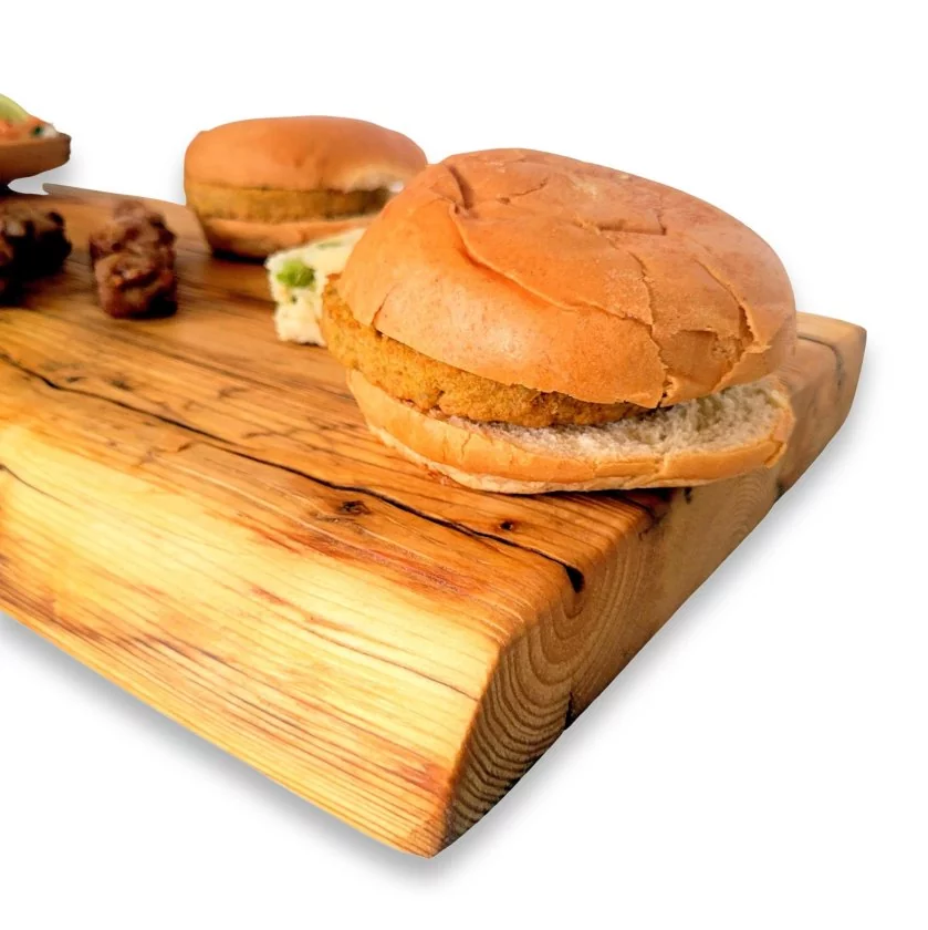 Servierbrett aus Massivholz / Altholz in Farbe honey dekoriert mit Salat, Tomaten, Fleischspießen, Reis und zwei Burgern Servierbrett aus Massivholz / Altholz in Farbe honey dekoriert mit Salat, Tomaten, Fleischspießen, Reis und zwei Burgern